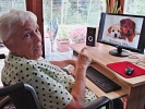 Přes počítač komunikuje Zdena Březinová se svými blízkými a přáteli naprosto běžně