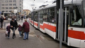 Zastávka tramvají na Mendlově náměstí po rekonstrukci – nízkopodlažní část tramvaje stojí mimo nástupiště na vozovce; foto: Zdenek Holub