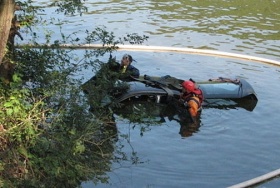 Auto bylo v přehradě celé potopené. Foto: HZS JM kraje