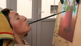 Lenka Bromková Kalinová při malování