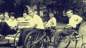 Vozík-salon aneb top-technika let šedesátých v Chuchelné – vpravo tříkolka, vlevo novější model čtyřkolka – Kladrubák a modelky