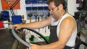 Klient a člen ParaCENTRA Fenix pracující jako servisní technik Klient a člen ParaCENTRA Fenix pracující jako servisní technik