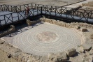 Kourion - pohled na mozaiky z bezbariérové plošiny