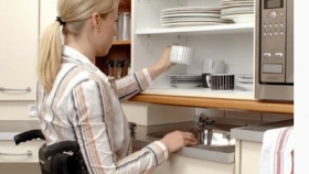V polohovacích skříňkách nemusí být jen nádobí, ale i např. mikrovlnná trouba