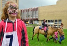 Malované obličeje byly populární především u dětí (stejně jako jízda na koni); foto: Jiří Muladi
