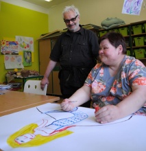 Fotograf Robert Vano mezi klienty ostravského Čtyřlístku při své loňské návštěvě v rámci projektu Pomáháme fotografiemi. Foto: Werner Ullmann