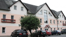 Pohled na dům Exodus z ulice Pohled na dům Exodus z ulice