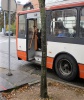 Sloupek dopravní značky přímo naproti dveřím autobusu, vedle ohrádka se stromem; foto: Zdenek Holub