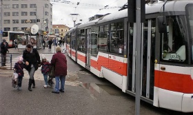 Zastávka tramvají na Mendlově náměstí po rekonstrukci – nízkopodlažní část tramvaje stojí mimo nástupiště na vozovce; foto: Zdenek Holub