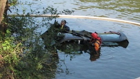 Auto bylo v přehradě celé potopené. Foto: HZS JM kraje