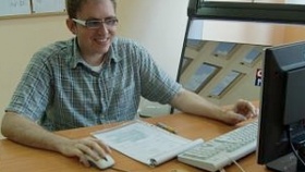 Vozíčkář Jiří Sucharda pracuje jako administrativní pracovník Vozíčkář Jiří Sucharda pracuje jako administrativní pracovník
