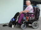 Paní Jechová se svým asistenčním psem; Foto: NADACE AGEL