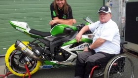 Míra s Vláďou u vítězné motorky kategorie Supersport 600, kterou „sedlal“ Fabien Míra s Vláďou u vítězné motorky kategorie Supersport 600, kterou „sedlal“ Fabien