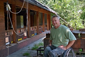 Úly pro čtyřicet včelstev zvládl Jiří Klich sám – vždyť je i stolařem; foto: Jiří Muladi