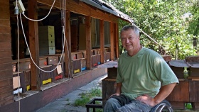 Úly pro čtyřicet včelstev zvládl Jiří Klich sám – vždyť je i stolařem; foto: Jiří Muladi Úly pro čtyřicet včelstev zvládl Jiří Klich sám – vždyť je i stolařem; foto: Jiří Muladi