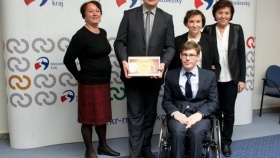 MU Praha v roce 2017 získala ocenění v soutěži Rekordy handicapovaných hrdinů, kterou pořádal magazín VOZKA. Na snímku uprostřed absolvent školy Lukáš Kosina. Foto: repro www.imup.cz MU Praha v roce 2017 získala ocenění v soutěži Rekordy handicapovaných hrdinů, kterou pořádal magazín VOZKA. Na snímku uprostřed absolvent školy Lukáš Kosina. Foto: repro www.imup.cz
