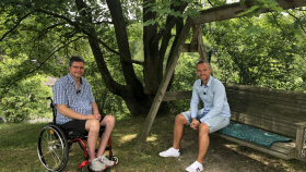 Přátelé a moderátoři Michal Jančařík a Míra Hejda v pořadu Bydlení handicapovaných Přátelé a moderátoři Michal Jančařík a Míra Hejda v pořadu Bydlení handicapovaných