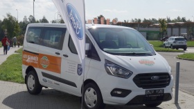 Nové auto FORD vystavené před Globusem v Ostravě